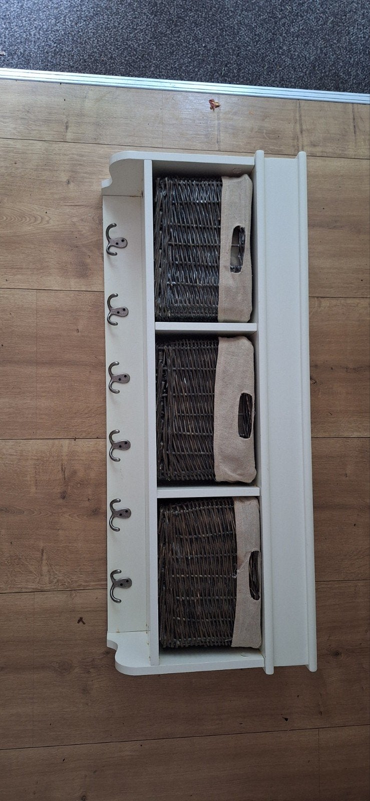 Witte wandkapstok met 3 rieten mandjes, Huis en Inrichting, Woonaccessoires | Kapstokken, Gebruikt, Minder dan 100 cm, Hout, Ophalen