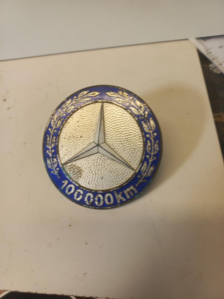 Vintage Mercedes-Benz 100.000 KM Embleem, Ophalen, Gebruikt