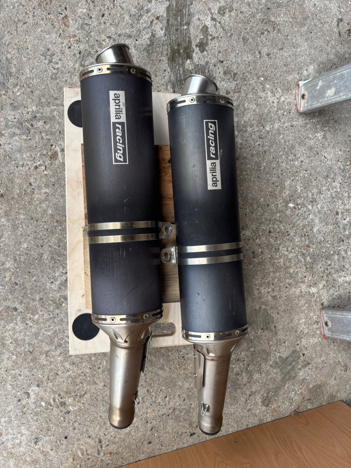 Aprilia rsv1000 uitlaten set Gen2 - erg netjes, Ophalen of Verzenden, Gebruikt
