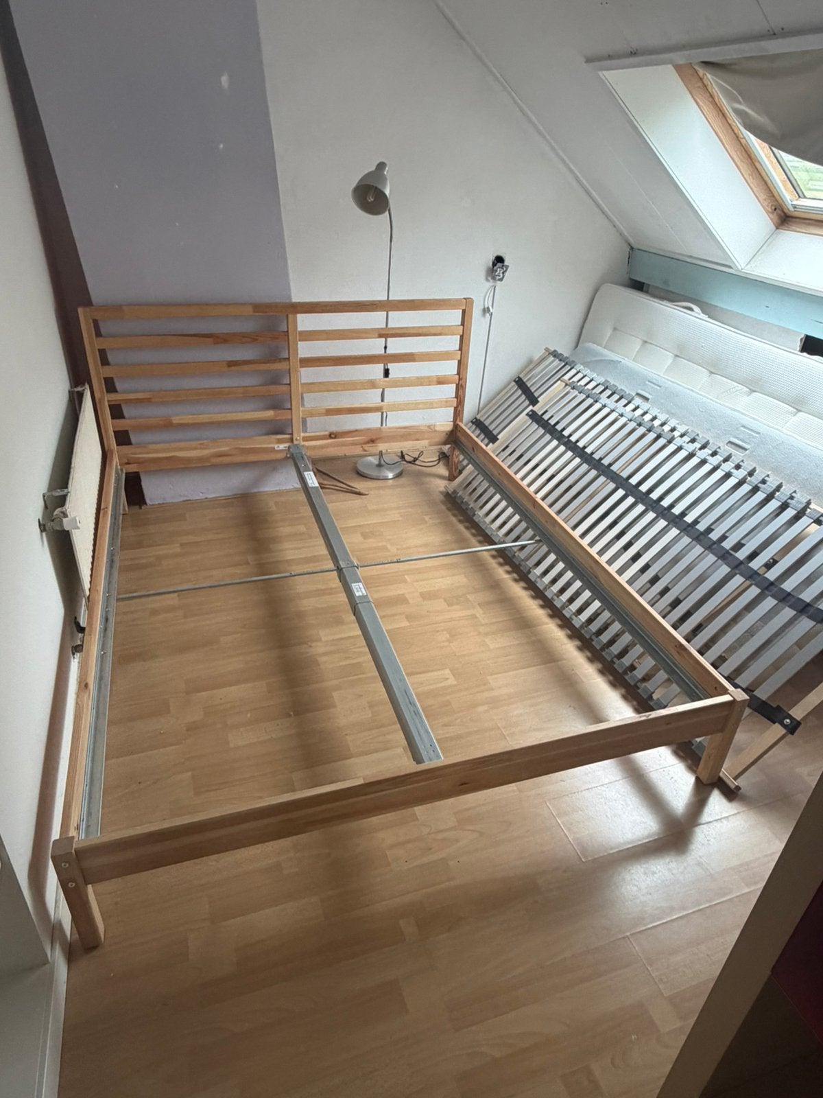 Ikea 2-persoons bedframe Tarva evt incl lattenbodems, Huis en Inrichting, Slaapkamer | Bedden, Ophalen, Wit, Tweepersoons, 140 cm