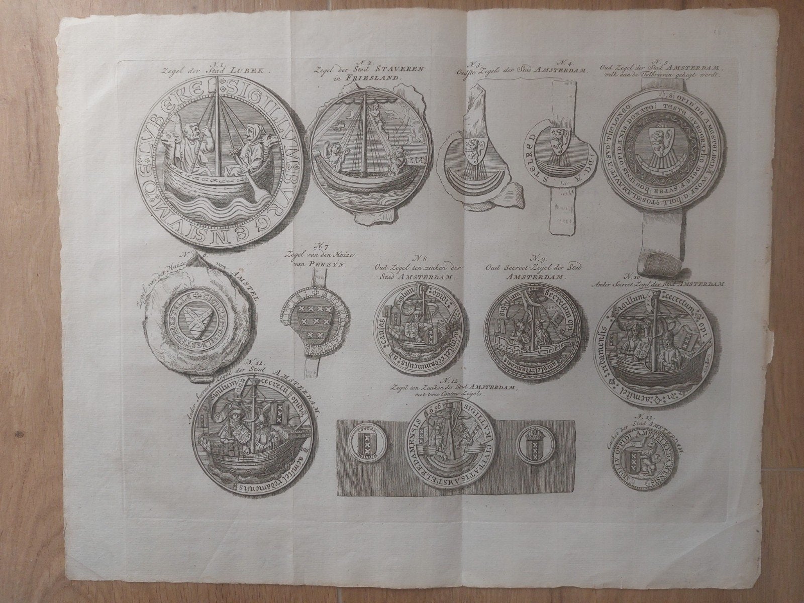 655 / Unieke gravure met 13 zegels Amsterdam Stavoren Lubeck, 27 cm, 35 cm, Ophalen of Verzenden, Gravure