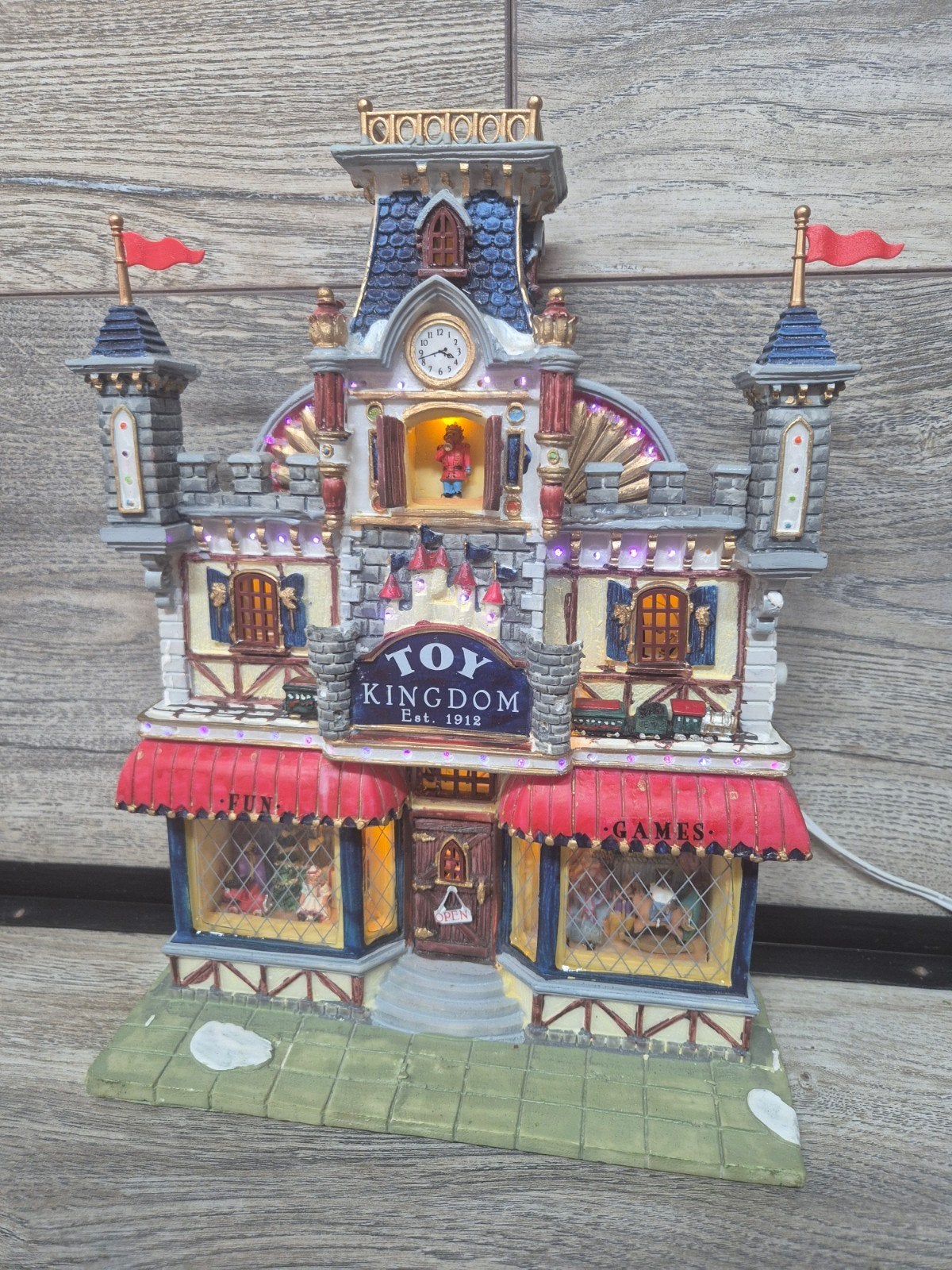 lemax façade toy kingdom verlicht originele doos kerstdorp, Diversen, Kerst, Ophalen of Verzenden, Zo goed als nieuw