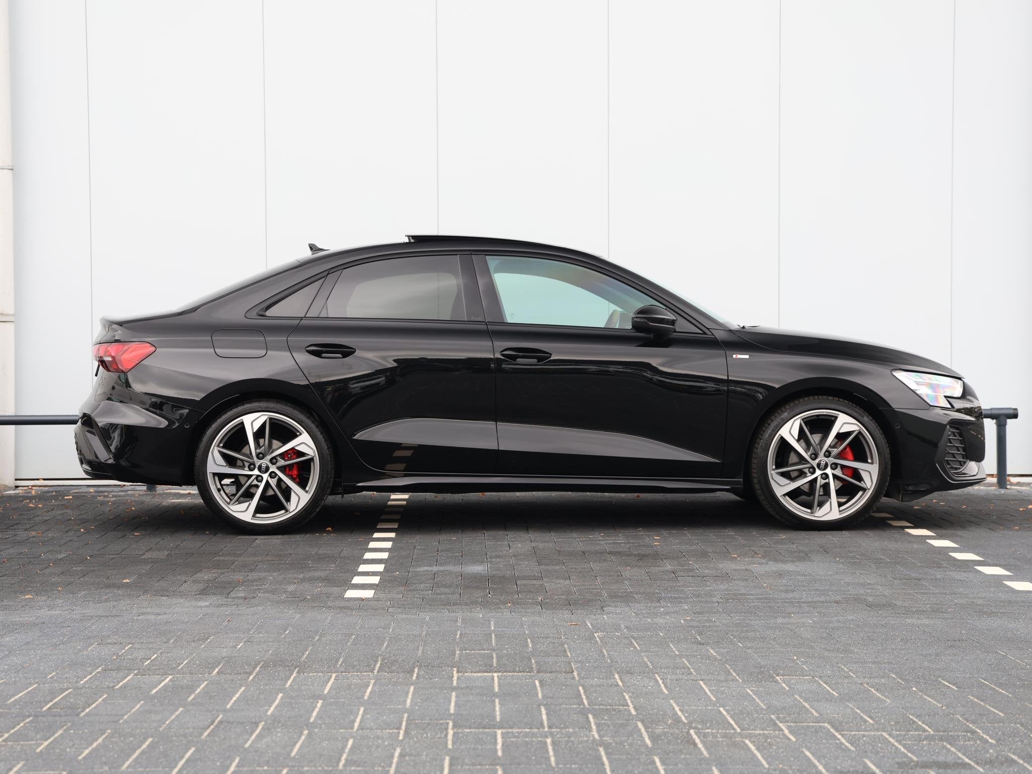 Audi A3 Limousine 35 TFSI 150 pk S edition | Panoramadak | S, Auto's, 1300 kg, 4 cilinders, Leder en Stof, Zwart