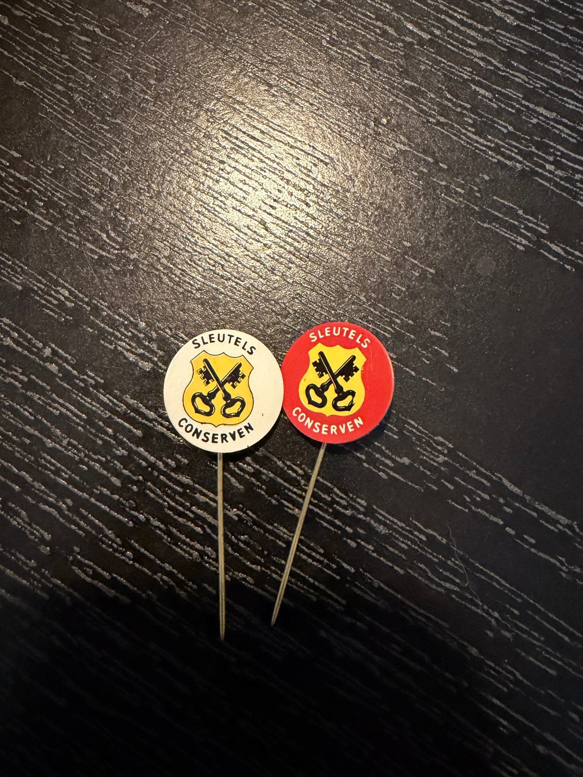 Vintage Speldjes 'Sleutels Conserven' (2 stuks), Verzenden, Gebruikt, Overige onderwerpen, Speldje of Pin