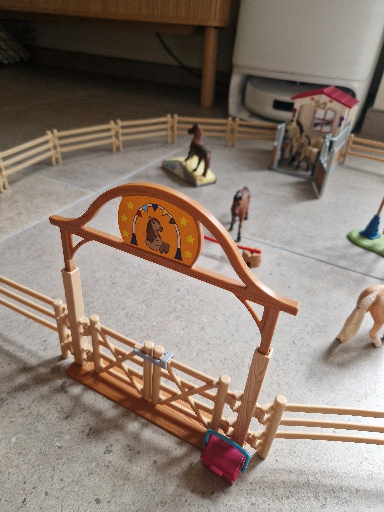 Schleich paarden met hek, Verzamelen, Ophalen, Zo goed als nieuw