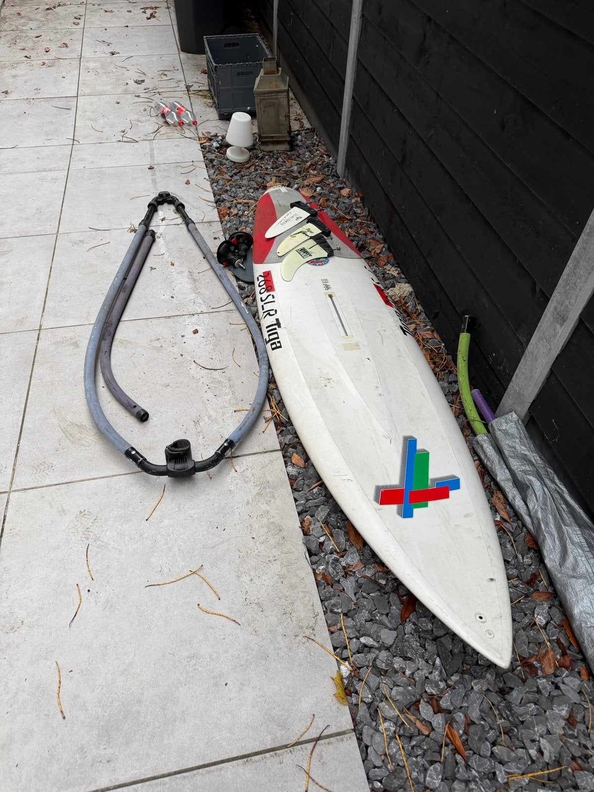 Tiga 268 SLR Windsurfplank met vinnen en giek, Watersport en Boten, Overige merken, 250 tot 300 cm, Gebruikt, Ophalen of Verzenden