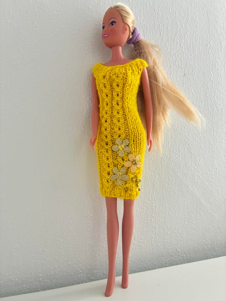 Handgebreide feestjurk voor Barbie - Geel met bloemen, Kinderen en Baby's, Speelgoed | Poppen, Ophalen of Verzenden, Zo goed als nieuw
