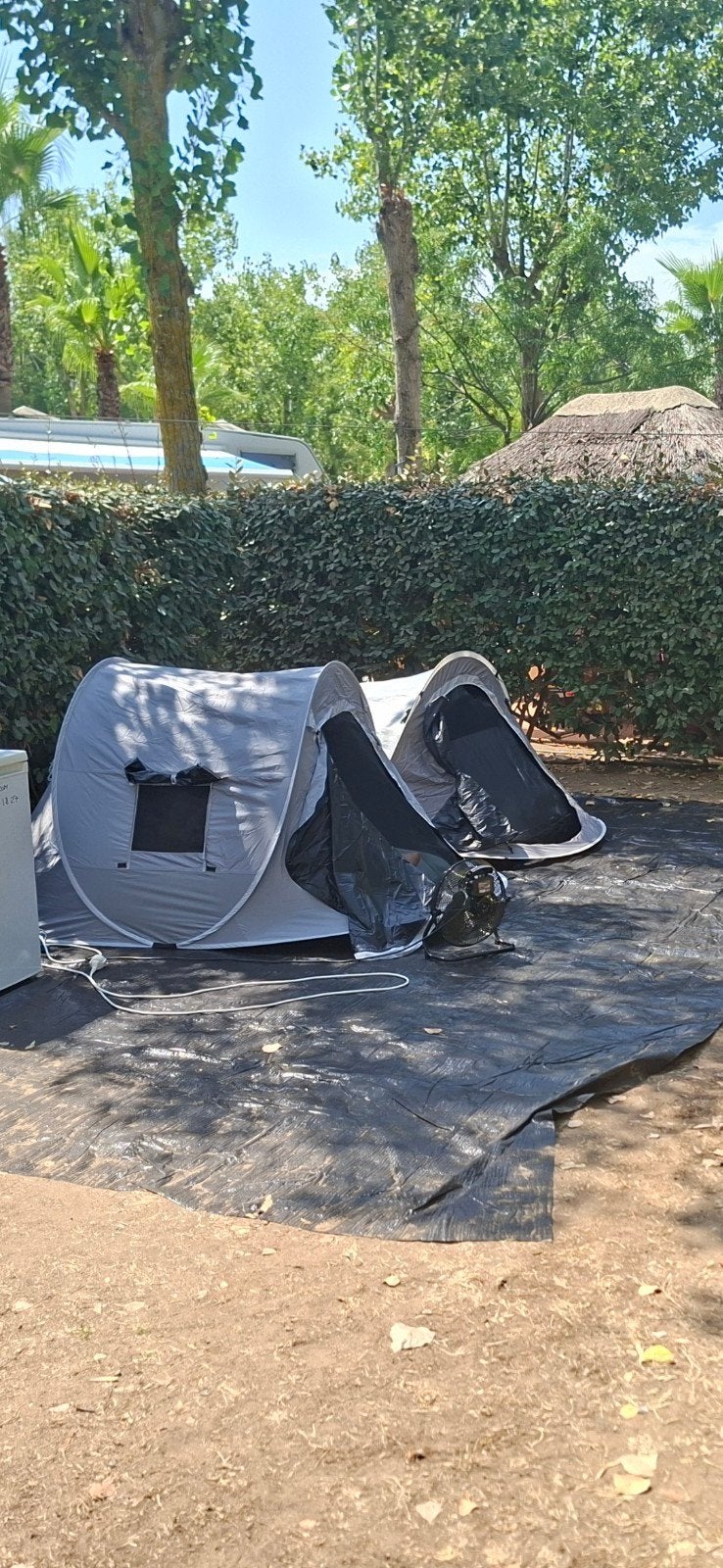 2x Pop-up tenten, z.g.a.n. (1x 1 nacht gebruikt), Ophalen, Zo goed als nieuw, Tot en met 2