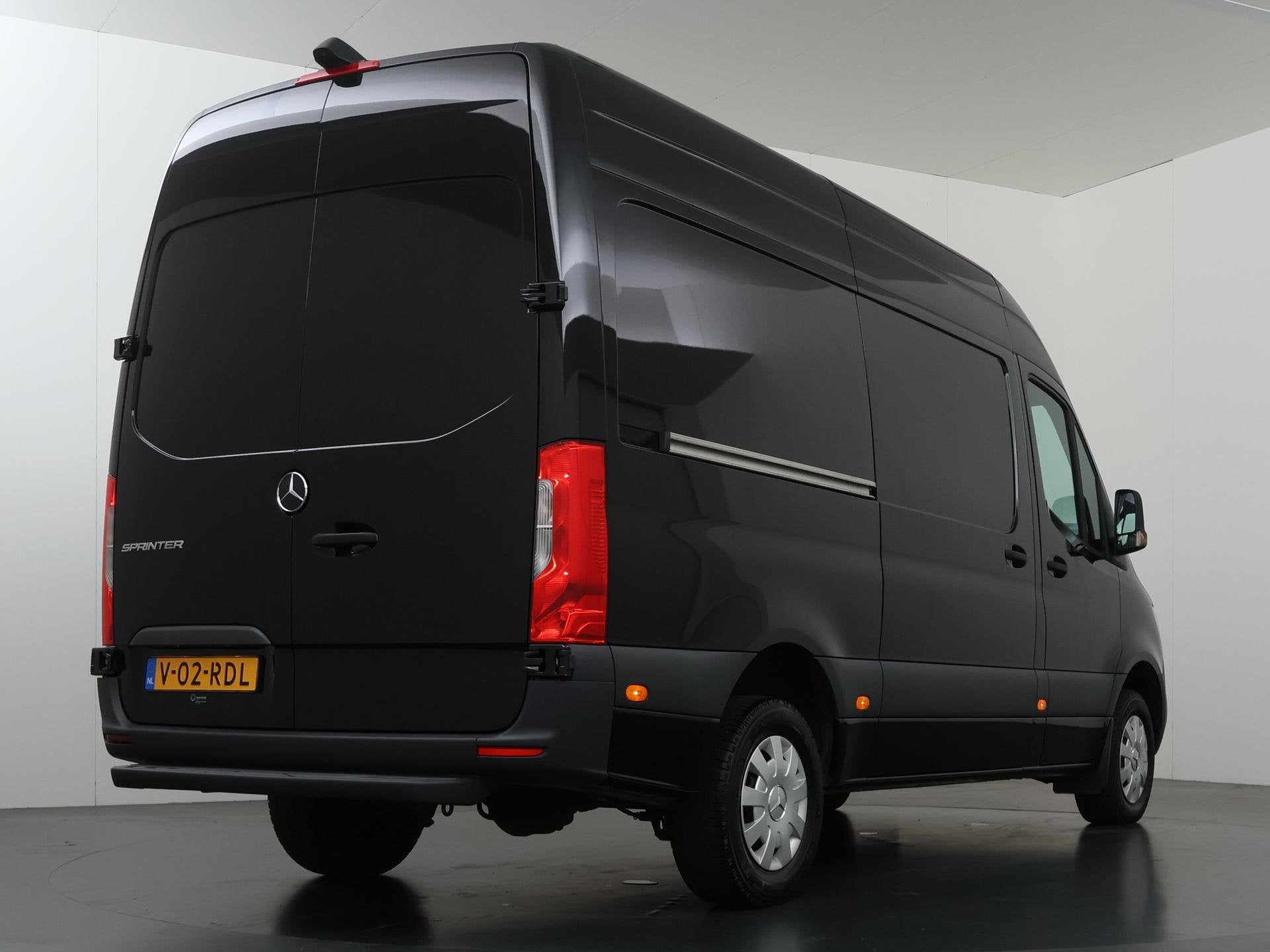 Mercedes-Benz Sprinter 317 CDI | L2 H2 | NAVIGATIE | PARKEER, Auto's, Gebruikt, 2000 kg, Zwart, Bedrijf