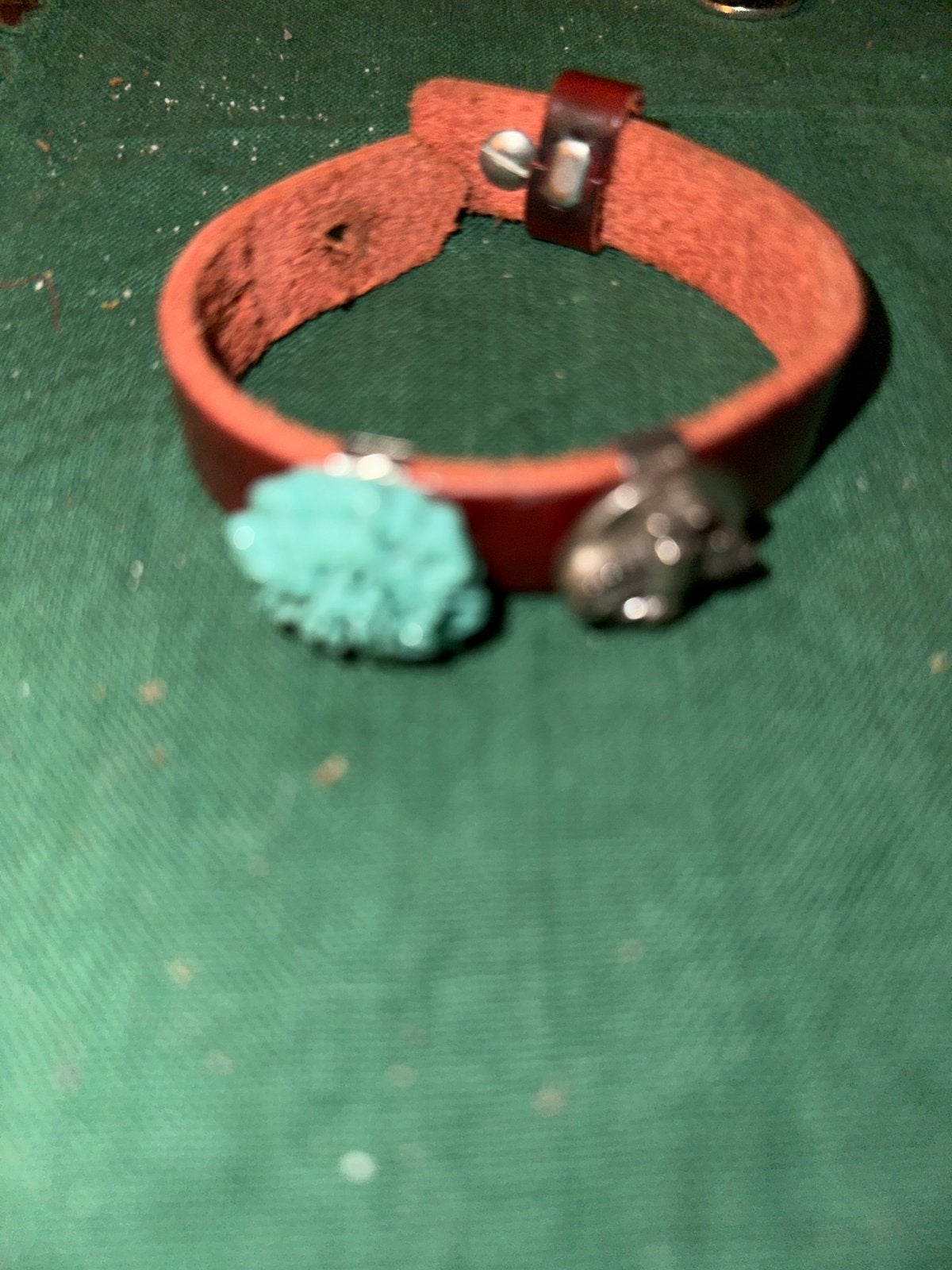 Leren armband met turquoise bloem en doodshoofd, Gebruikt, Bruin, Verzenden, Leer