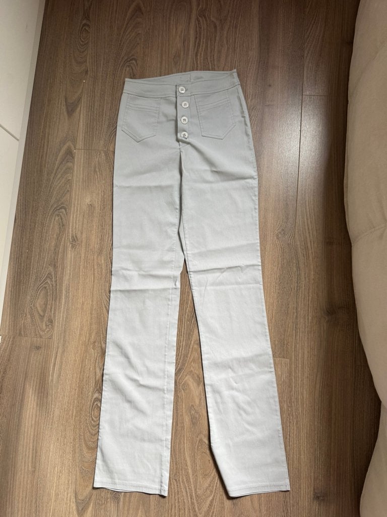 Lichtgrijze flared broek met knoopsluiting, Kleding | Dames, Broeken en Pantalons, Ophalen of Verzenden, Zo goed als nieuw, Maat 34 (XS) of kleiner