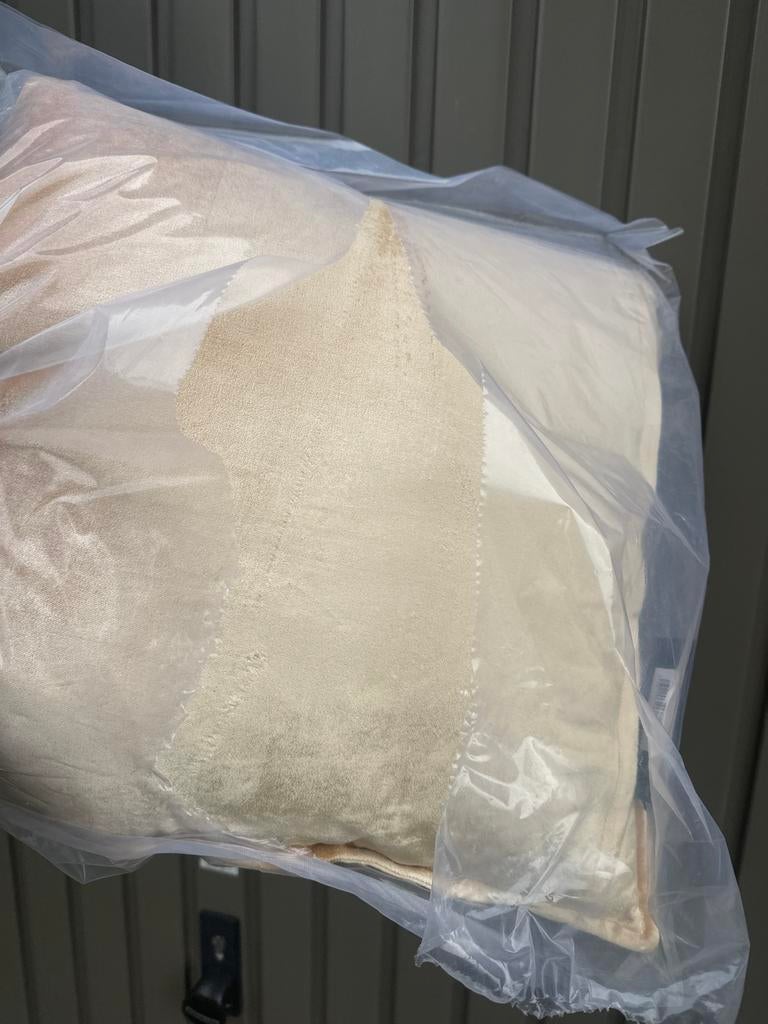 Licht goudkleurig kussen Diga Colmore 50x50, Ophalen of Verzenden, Nieuw, Overige kleuren, Vierkant