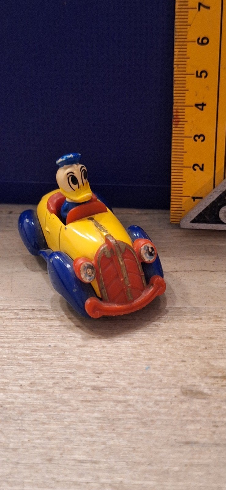 Donald duck in auto poppetje (0001), Verzamelen, Japan, ., Ophalen of Verzenden, Zo goed als nieuw