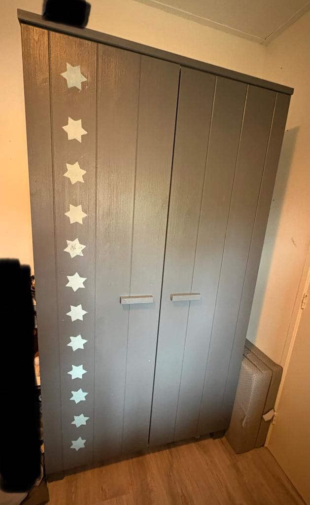 Stoere grijze kledingkast WOOOD., Huis en Inrichting, Ophalen, Met deur(en), Zo goed als nieuw, 50 tot 75 cm