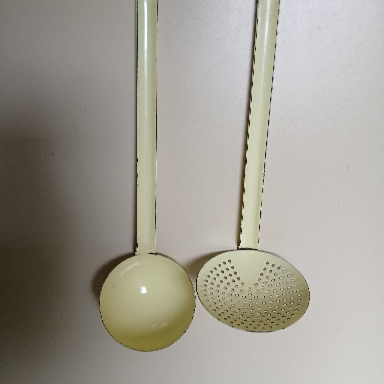 Geel emaille schuimspaan, soeplepel, Antiek en Kunst, Antiek | Emaille, Ophalen of Verzenden