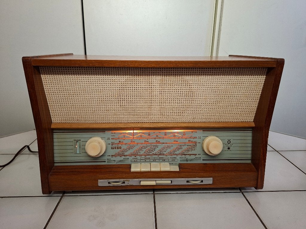 Mooie vintage WEGA buizenradio – echte klassieker, Ophalen