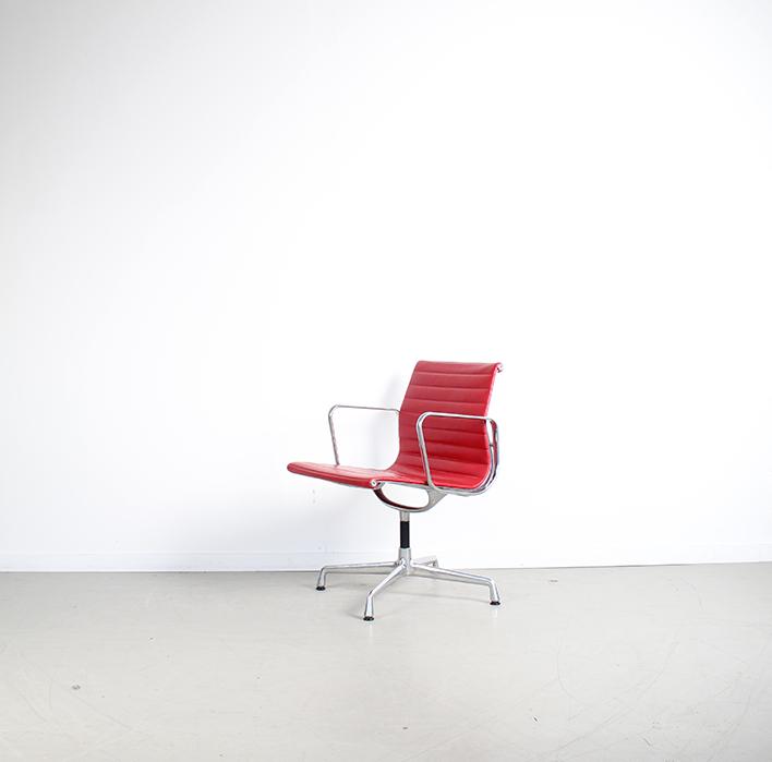 2x Vitra Eames Ea108 Stoel Rood leer – Aluminium, Niet ingevuld, Niet ingevuld, Ophalen of Verzenden, Zo goed als nieuw