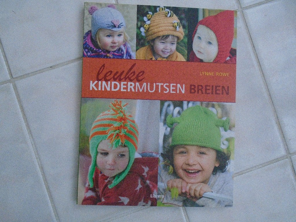 leuke kindermutsen breien, lynne rowe, Ophalen of Verzenden, Zo goed als nieuw, Breien, Patroon of Boek