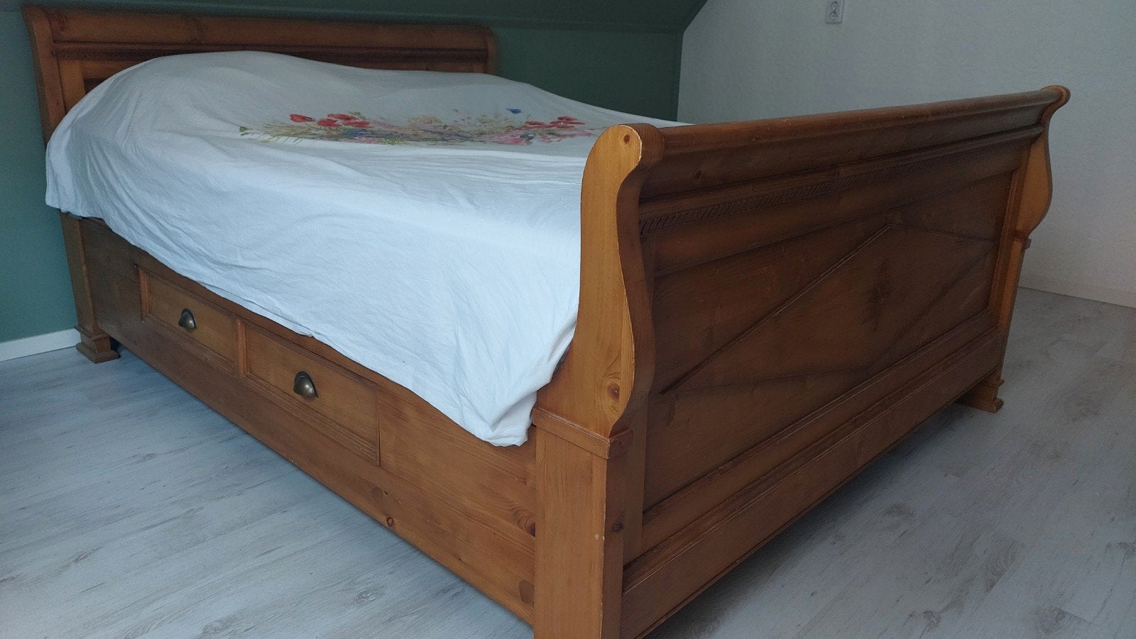 Antiek bewerkt grenen bed 160x210 met bedbodem, zonder matra, Gebruikt, 210 cm, Tweepersoons, Ophalen of Verzenden