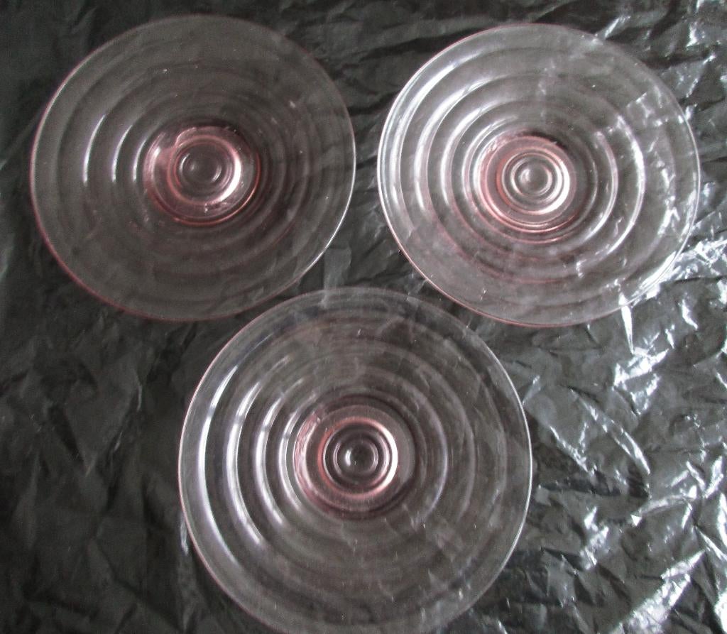 vintage roze glas gebakschotels 15 cm doorsnee, Huis en Inrichting, Keuken | Servies, Ophalen of Verzenden, Overige stijlen, Kop(pen) en/of Schotel(s)