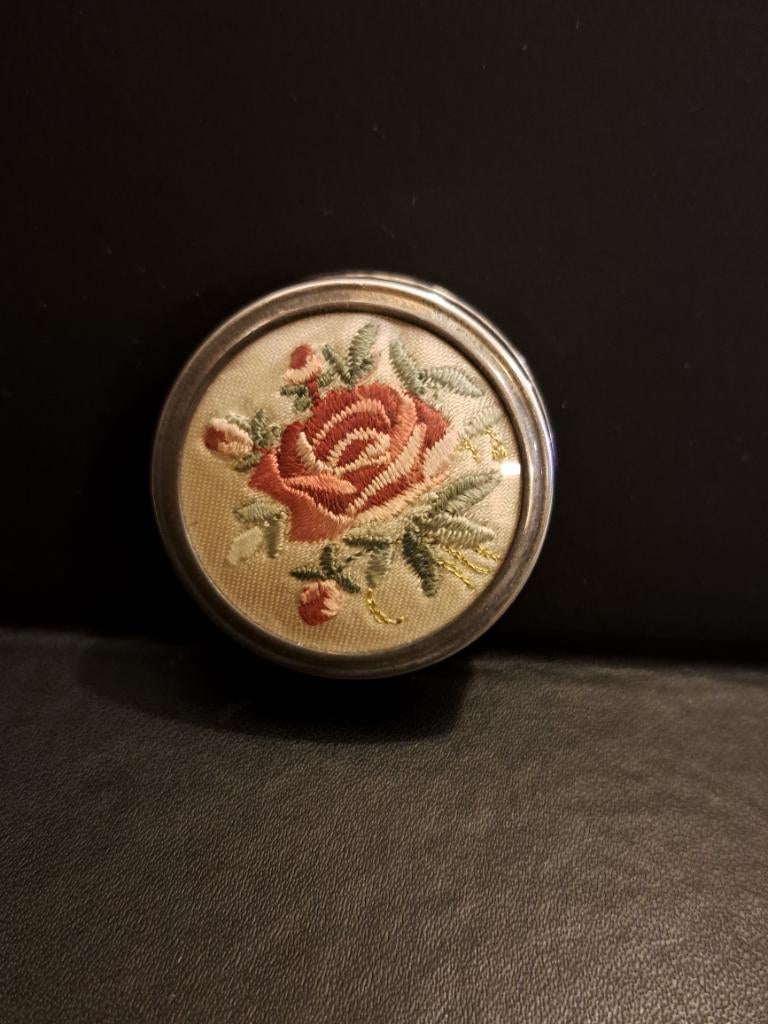 Zilverkleurig pillendoosje borduurwerk roos, Ophalen of Verzenden