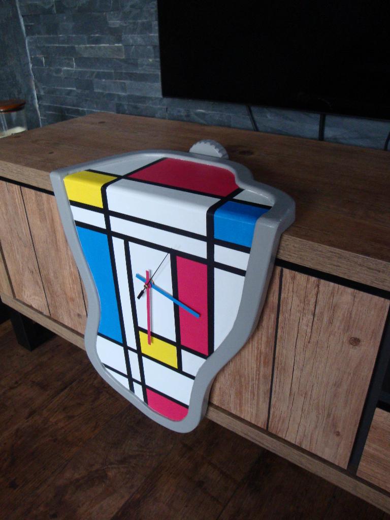 Dali-Mondriaan Klok, Ophalen