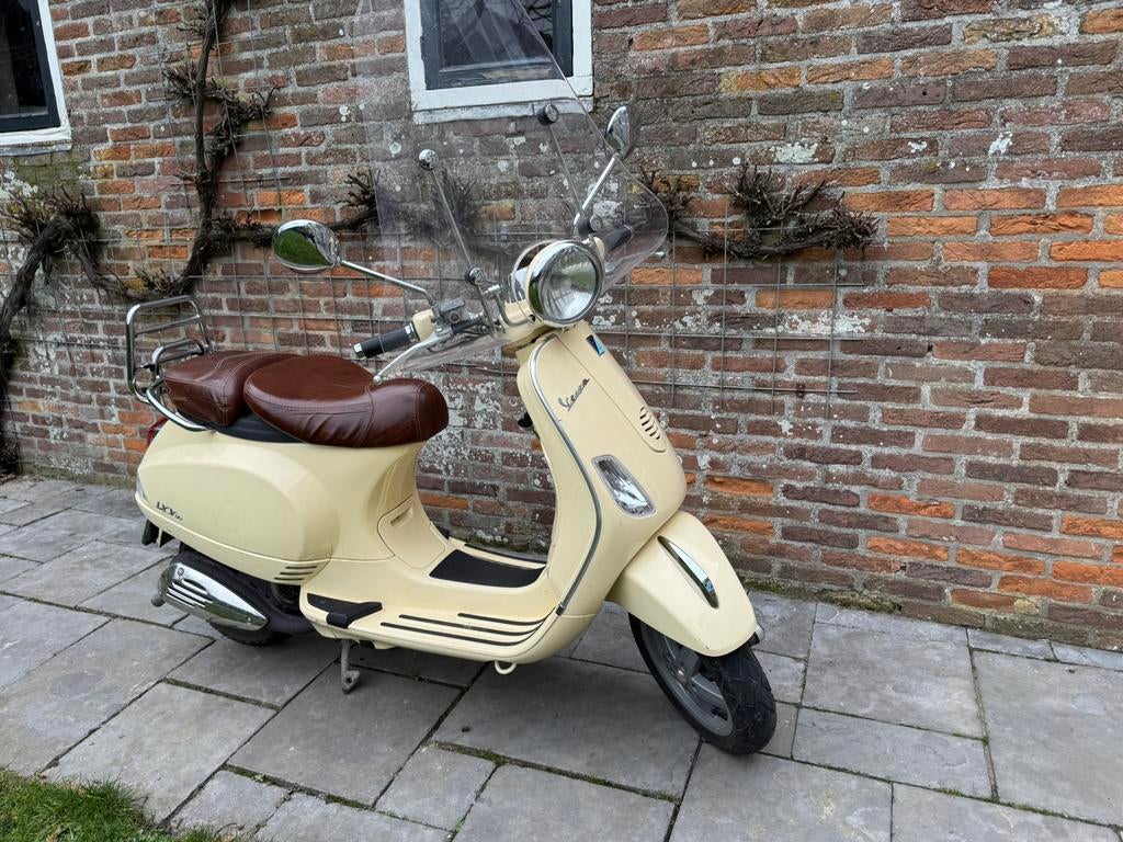 2xHele mooie Vespa Piaggio c38, bruin lederen zadel uit 2010, Fietsen en Brommers, Ophalen, Piaggio, Gebruikt, Benzine