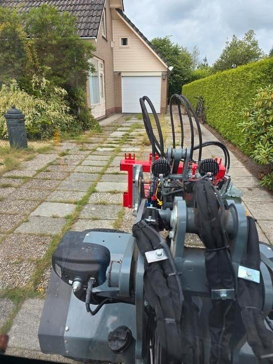 Slootonderhoud en onkruid borstelen