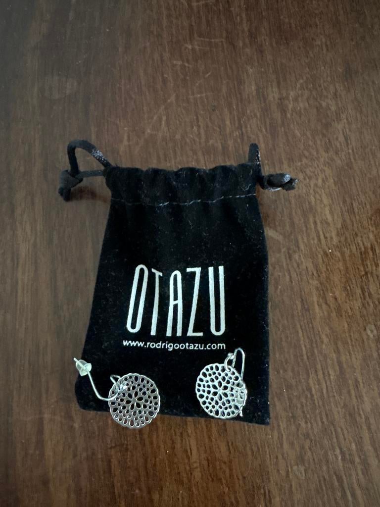 Zilverkleurige Otazu oorbellen, Hangers, Ophalen of Verzenden, Zo goed als nieuw, Zilver