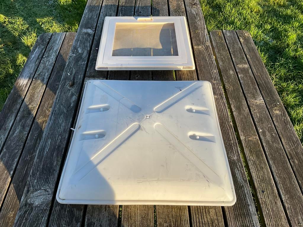 Knaus grijs MPK dakluik 40x40 cm alleen nieuwe gaasframe, Caravans en Kamperen, Caravan accessoires, Ophalen of Verzenden, Zo goed als nieuw