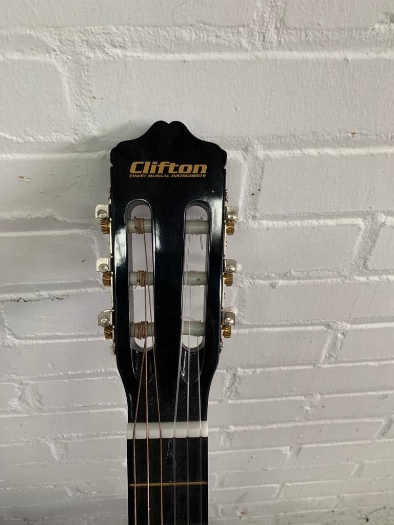 Foto 3 van Gitaar drie Akoestische gitaren Resonata Cinar en Clifton.