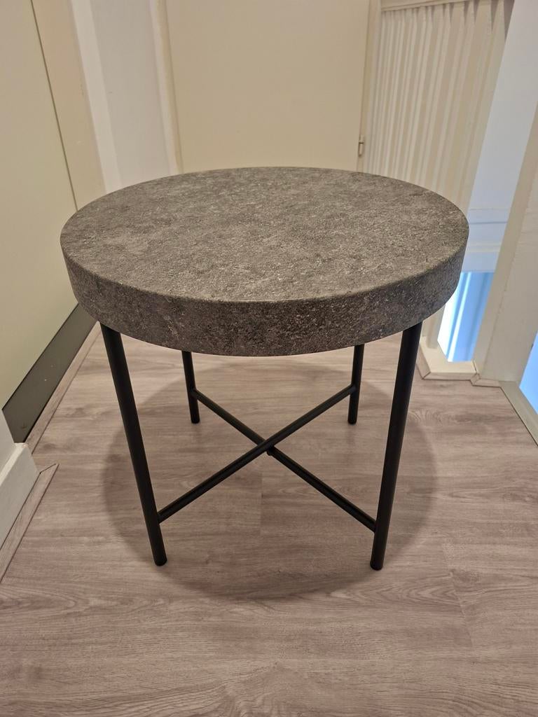 Bijzettafel betonlook/zwart, Huis en Inrichting, Tafels | Bijzettafels, Zo goed als nieuw, Rond, 45 tot 60 cm, Minder dan 55 cm