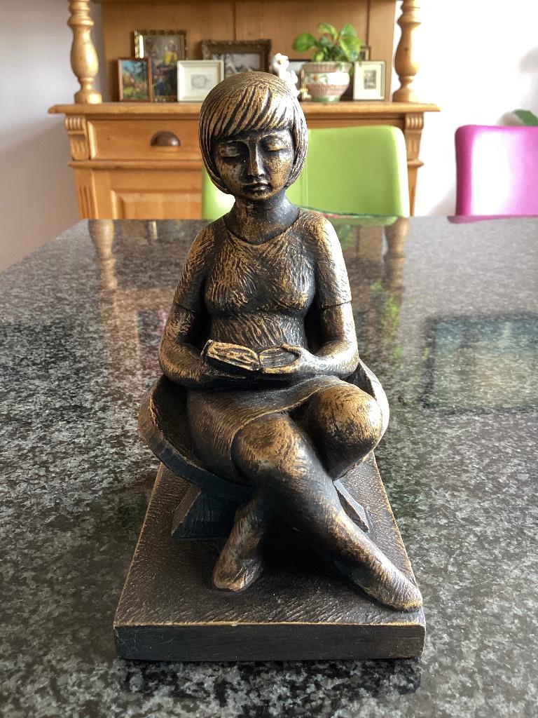 Beeld, lezend meisje, gesigneerd, vintage, Antiek en Kunst, Kunst | Beelden en Houtsnijwerken, Ophalen