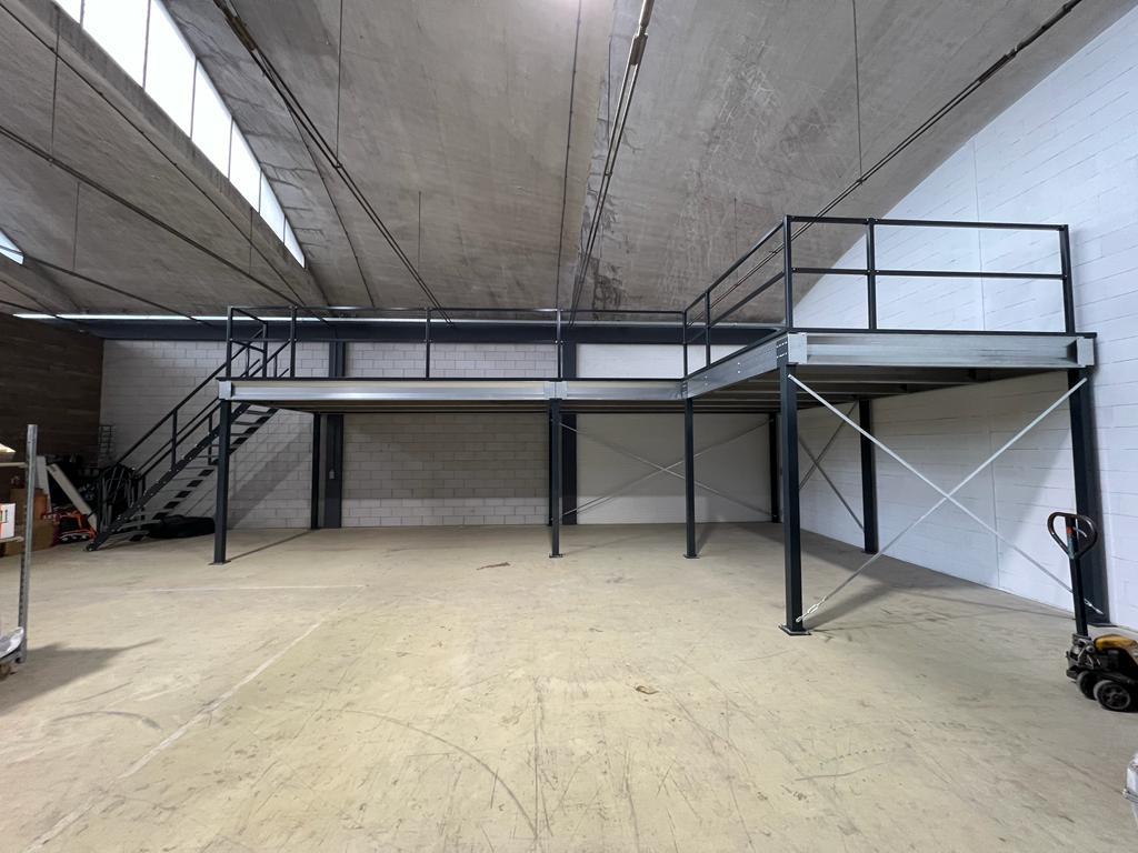Nieuwe Entresolvloer: 6.000x5.000 30m2 3m hoog.