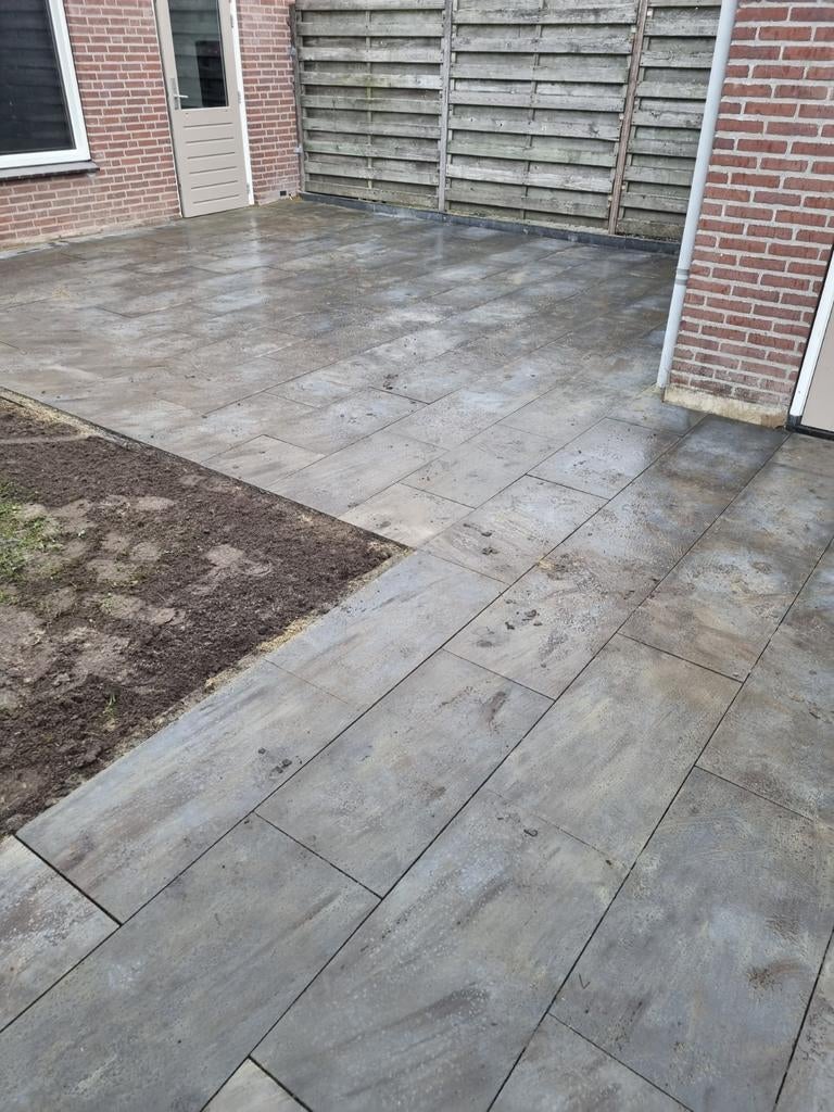 Foto 7 van Minigraver met machinist en bestratingen