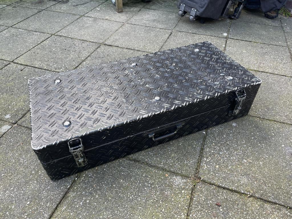 militaire metalen kist met gasveren, Ophalen, Overige soorten, Nederland, Kist of Geocache