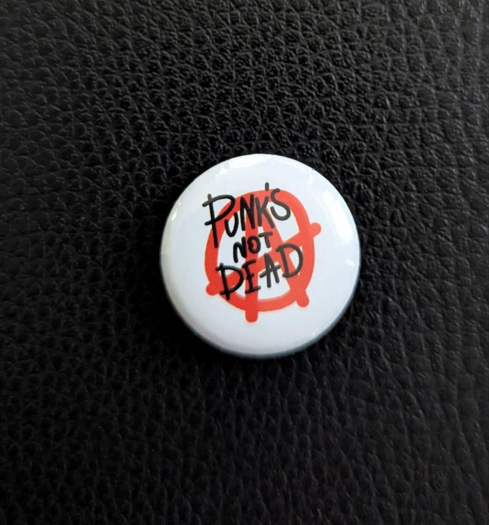 Punk's Not Dead Button / Pin 25mm, Verzamelen, Speldjes, Pins en Buttons, Verzenden, Nieuw, Overige onderwerpen, Button