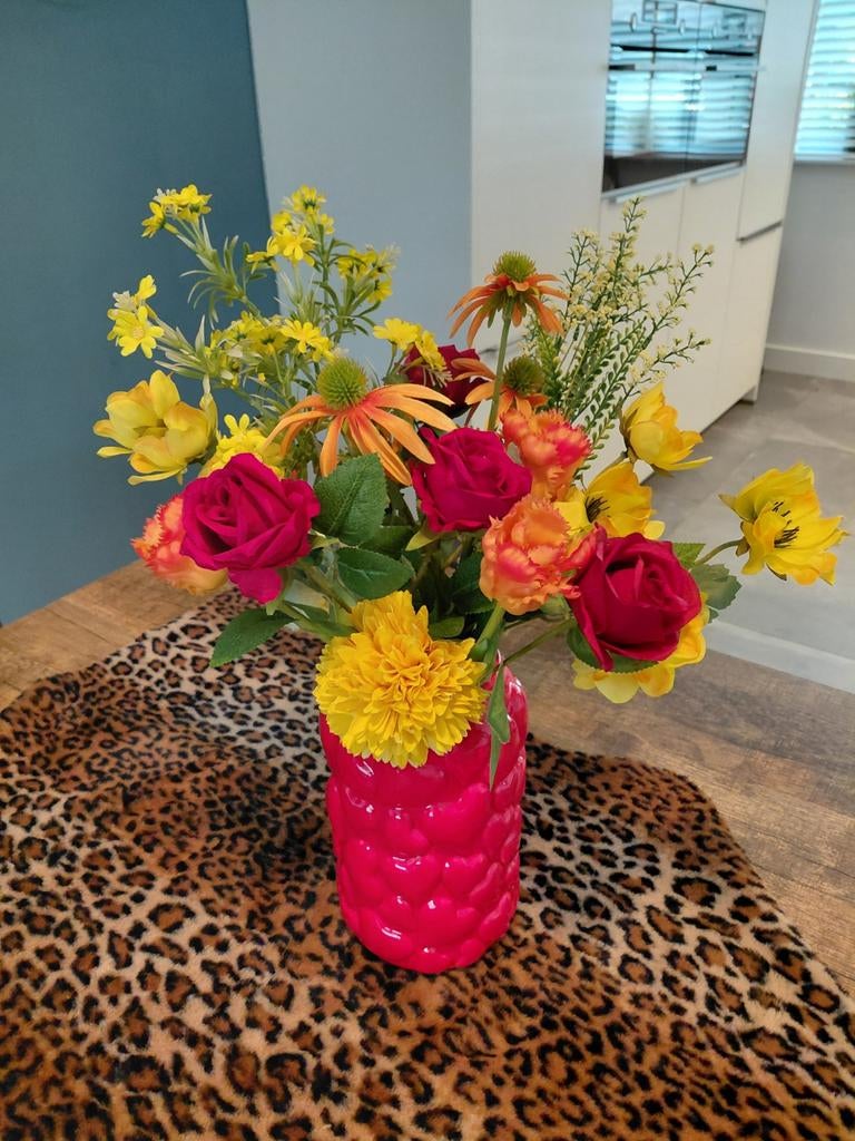 Kunstbloemen boeket met rode vaas, Huis en Inrichting, Woonaccessoires | Vazen, Ophalen, Aardewerk of Porselein, Nieuw, Minder dan 50 cm