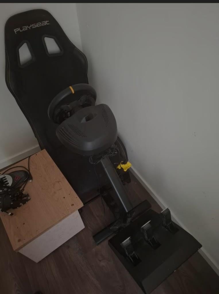 Thrustmaster leather version met playseat, Ophalen of Verzenden, Zo goed als nieuw
