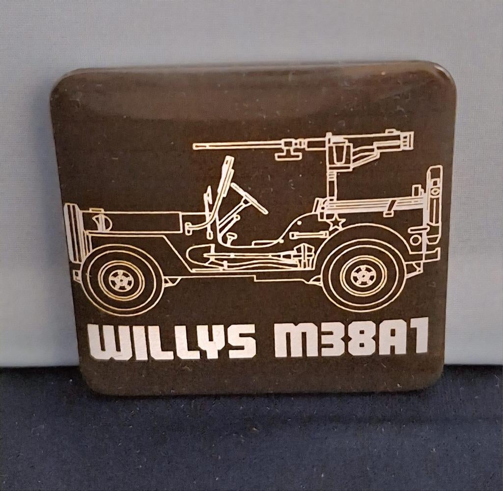 WW2 Magneet Willys Jeep 5x5cm, Verzamelen, Militaria | Tweede Wereldoorlog, Ophalen of Verzenden, Overige soorten, Overige gebieden