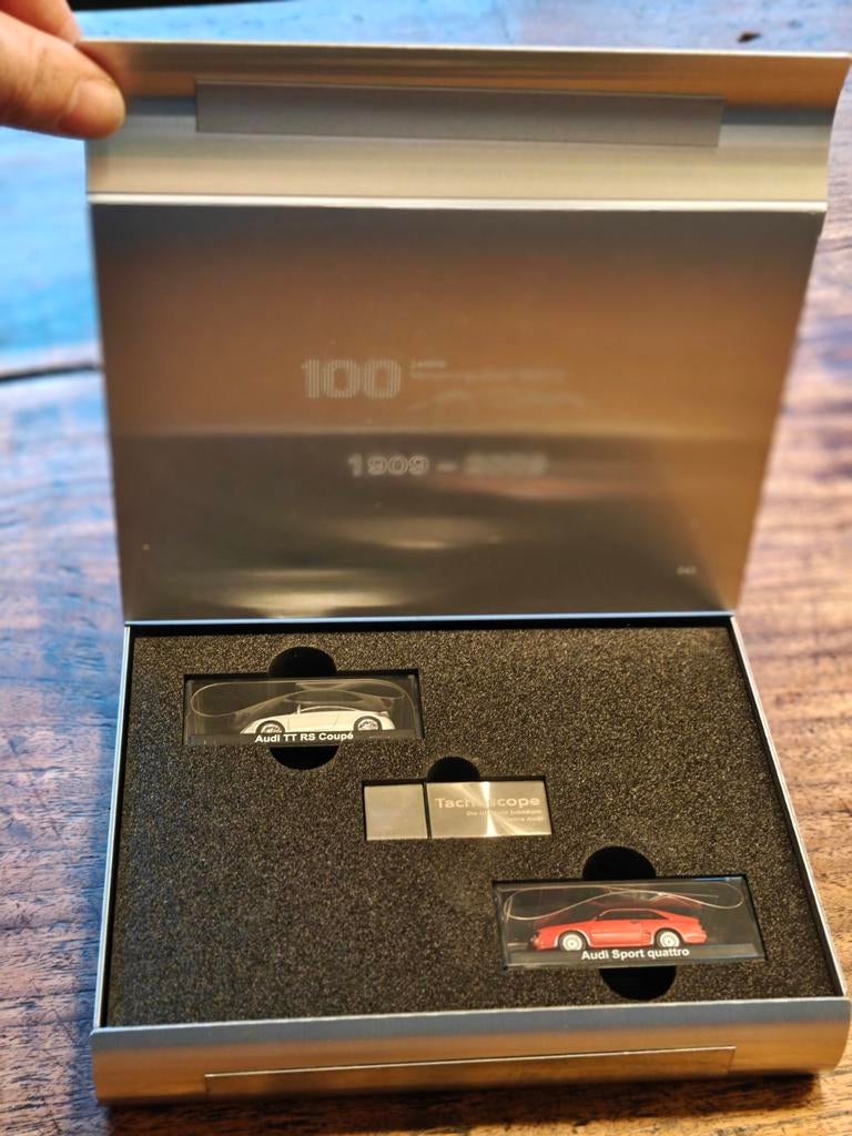 Unieke MediaInfo Audi TT RS 2 modelauto's 1:87 en USB stick, Ophalen of Verzenden, Zo goed als nieuw, Auto
