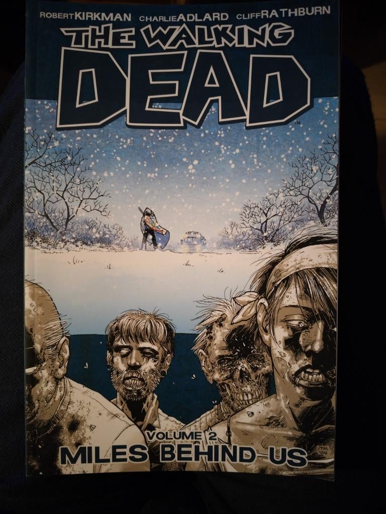 The Walking Dead Volume 2 - Miles Behind Us, Eén comic, Amerika, Ophalen of Verzenden, Zo goed als nieuw