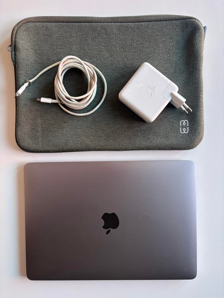 MacBook Pro 13" 2018 Touchbar + Oplader & Hoes, Gebruikt, 256 GB, 2 tot 3 Ghz, Qwerty