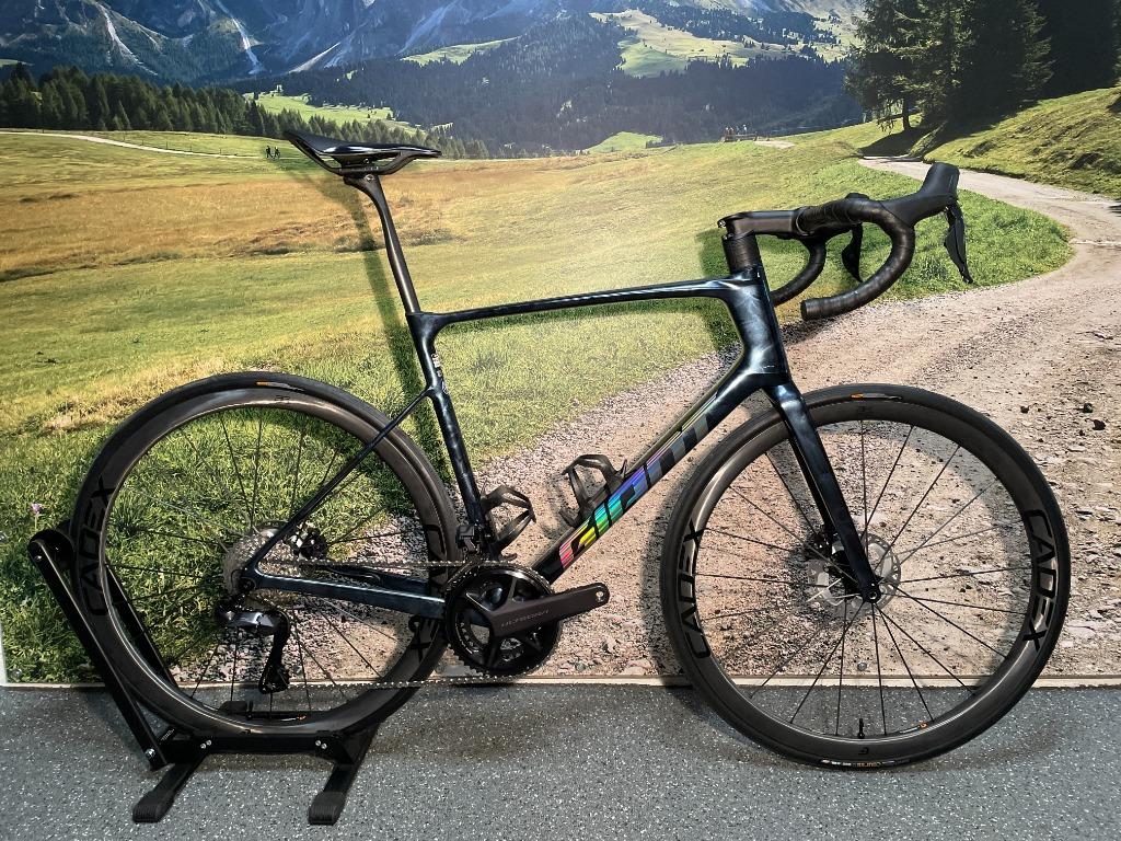 Giant Defy Advanced SL L DI2 R8170 CadexAR35 €8999,-/€5999,-