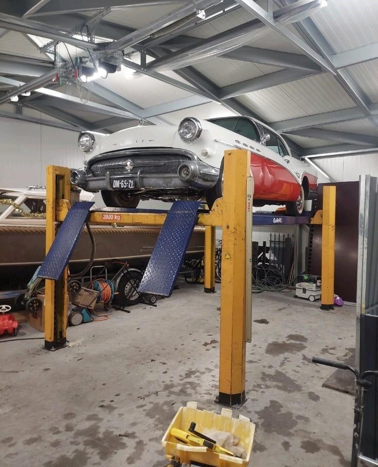 Autobrug met verlichting