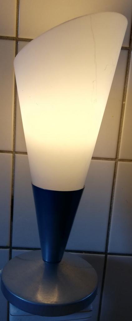Tafellamp. IKEA. KRYOLIT. Ca 1990. 31 cm., Ophalen, Post modern, Zo goed als nieuw, Glas