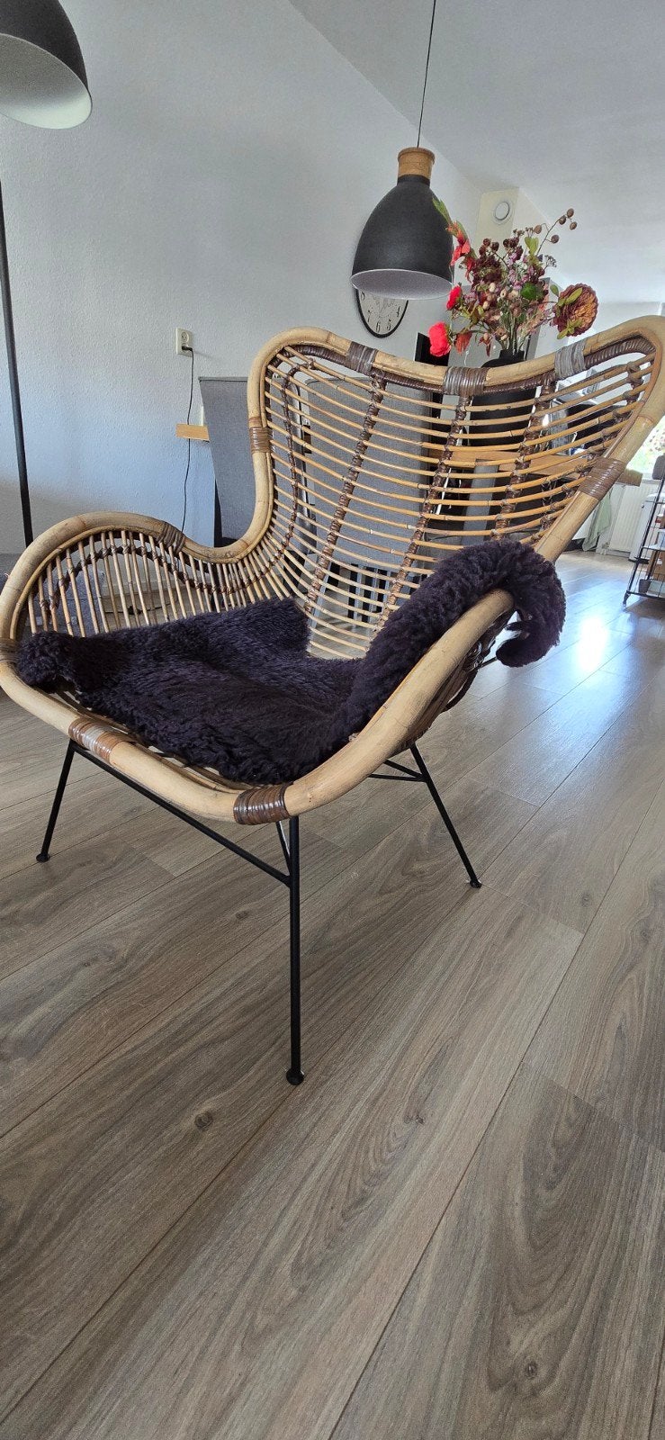 Rotan vlinderstoel met zwart schapenvachtje, Huis en Inrichting, Ophalen, Gebruikt, Overige kleuren, Eén