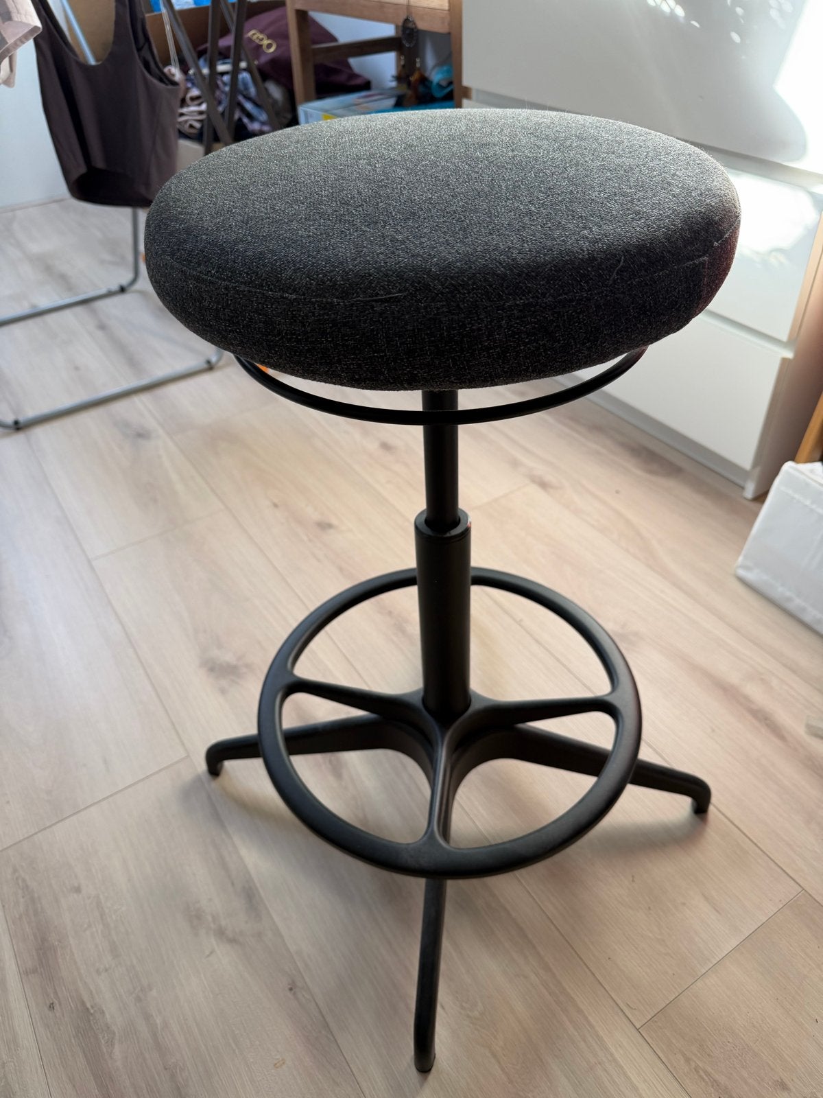 IKEA Lidkullen Zit/Stastafelkruk - Grijs/Zwart, Ophalen, In hoogte verstelbaar, Zo goed als nieuw, Overige materialen