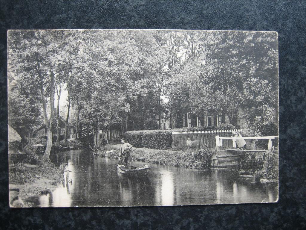 GIETHOORN man in punter vrouw op brug met losse plank, Ophalen of Verzenden, Voor 1920, Overijssel