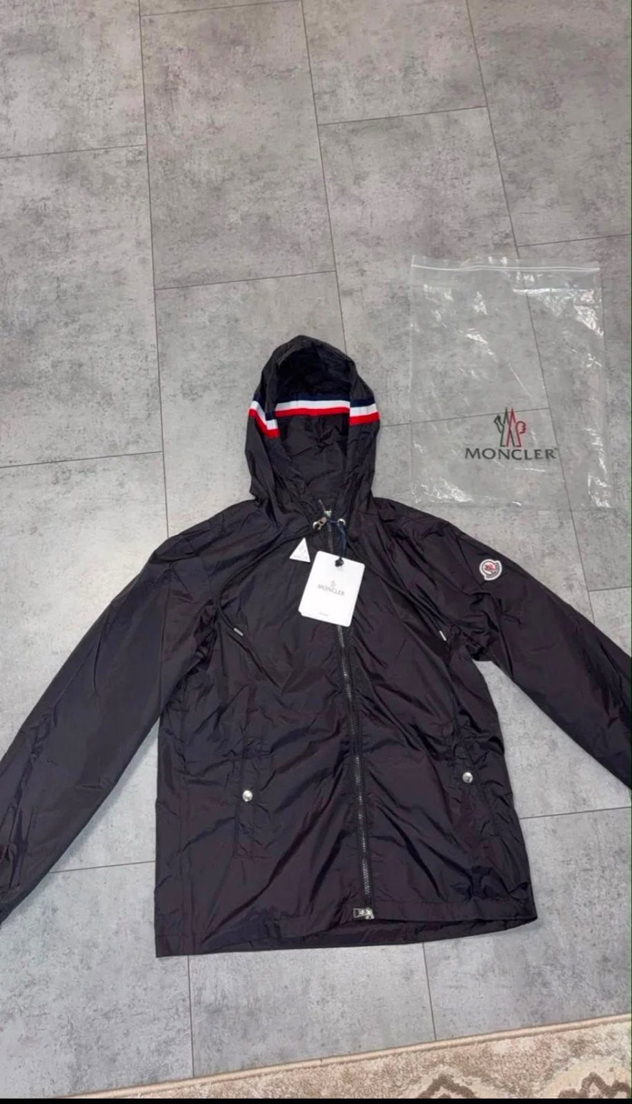 Moncler jas zwart met rood, wit, blauw detail, Ophalen of Verzenden, Nieuw, Maat 48/50 (M), Zwart